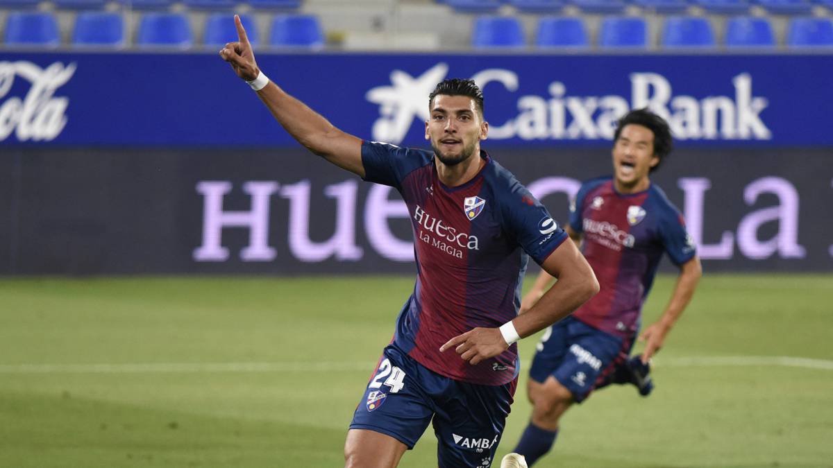 El Huesca firma su regreso a primera y el Depor lo deja todo para la ultima jornada donde no depender-a de si mismo para salvarse. El Huesca firma su regreso a primera y el Depor lo deja todo para la ultima jornada donde no depender-a de si mismo para salvarse.