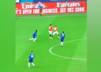 Se dejaron 87 kilos en el defensa más caro y saca el balón así: los fans del United no saben dónde meterse