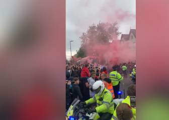 El recibimiento al bus del Liverpool y sin mascarillas