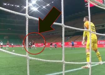 La 'jugarreta' de Ibrahimovic en el penalti del rival que no acabó en gol: la TV le pilló... el árbitro no