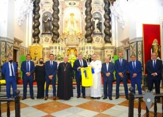 El Cádiz agradece el ascenso con una ofrenda floral