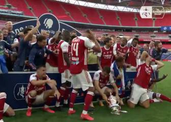 La liada de Aubameyang antes de alzar la copa que no se había visto: silencios y carcajadas