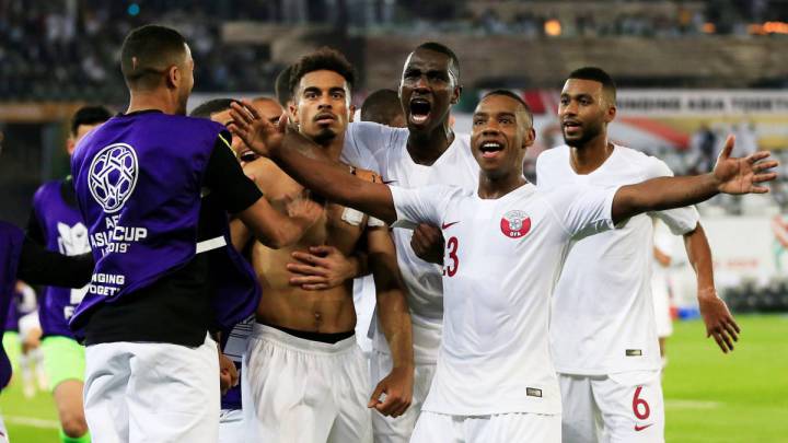 Los jugadores de Qatar celebran un gol