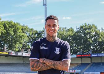 Van der Wiel vuelve al fútbol tras año y medio retirado