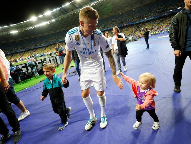 Kroos celebra con sus hijos su tercera Champions con el Real Madrid.