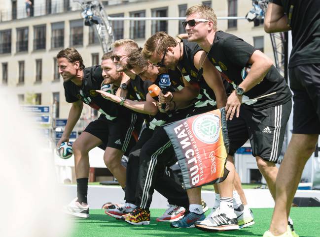 Weidenfeller, Mustafi, Schürrle, Klose, Götze y Kroos celebran el Mundial de 2014.