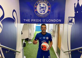 Pedro y Willian se despiden de la afición de Stamford Bridge