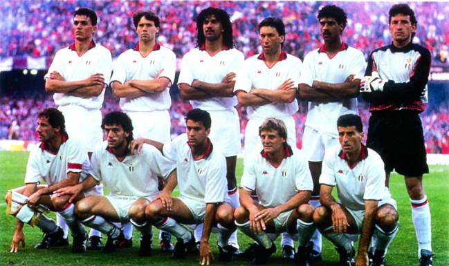 Alineación del Milán aquella temporada. De izquierda a derecha y de arriba a abajo: Maldini, Van Basten, Gullit, Ancelotti, Rijkaard, Galli, Baresi, Donadoni, Costacurta, Colombo y Tassoti.