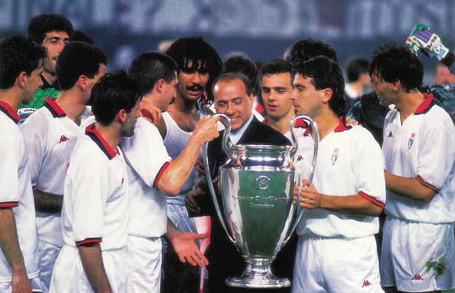 Silvio Berlusconi recibe la Copa de Europa de 1989.
