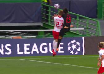 Savic y Halstenberg sangraron tras un choque, pero siguieron jugando con normalidad