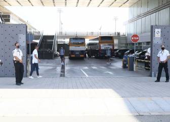 Los jugadores y Setién se esconden de los aficionados del Barça: sólo Monchu dio la cara