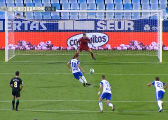 Insólito: ¡su equipo se juega el ascenso y tira uno de los peores penales que se ha visto!
