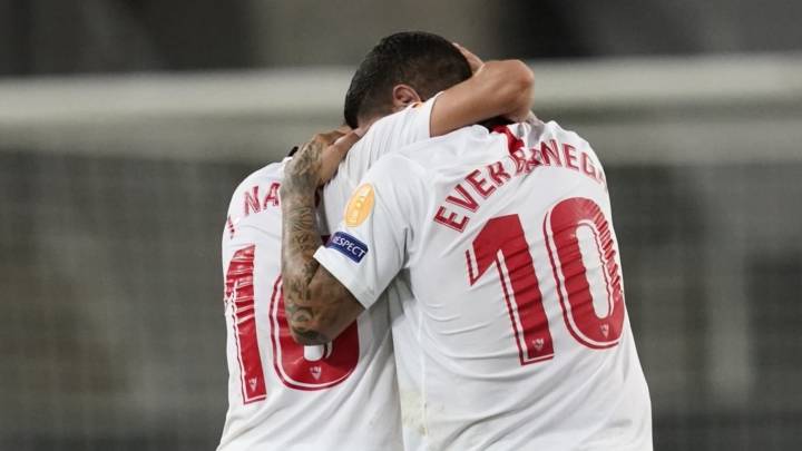 Los jugadores del Sevilla Jesús Navas y Éver Banega se fundieron en un abrazo tras ganar al United. Llevaban los dorsales de Antonio Puerta y Reyes.