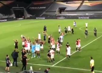 No había afición, pero pareció que sí: el atronador cántico de los jugadores del Sevilla en el césped