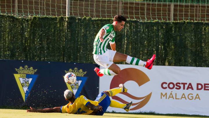 La pegada de Juanmi tumba al Cádiz en el debut de Pellegrini