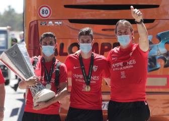 El Sevilla aterriza con su sexto trofeo de la Europa League