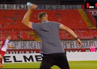 El DT que se volvió loco en Serbia: ¡le lanzó una botella al árbitro!