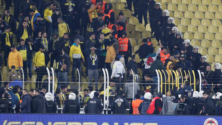 Turquía veta espectadores en los partidos para el resto del año
