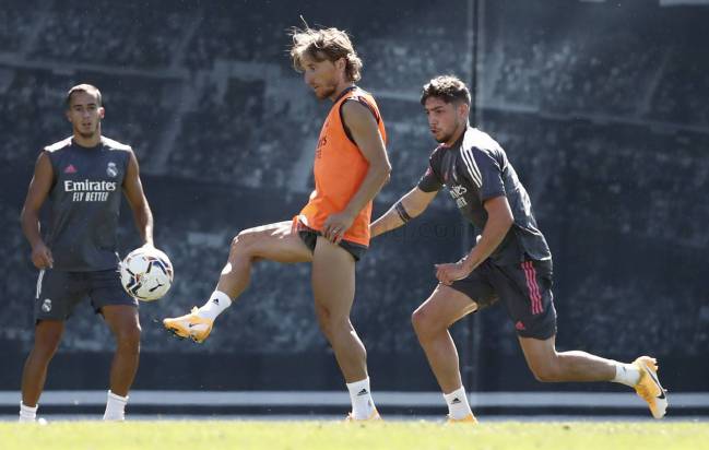 Modric pasa un balón ante la presión de Fede Valverde.