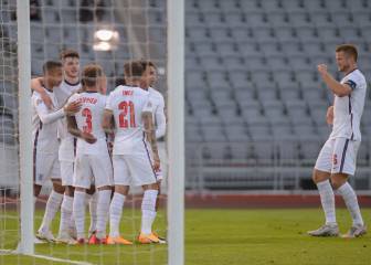 Inglaterra gana y deja dudas