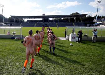 Juegan desnudos como protesta