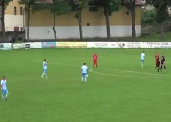 La disposición más surrealista para lanzar un tiro libre: ¡el arquero en la barrera!