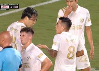 Se pelea con medio equipo para tirar el penalti y lo que sucede después es pura justicia poética