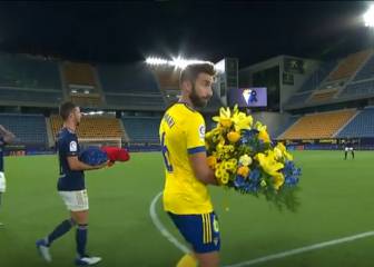 No había escenario mejor que el Carranza: el sentido homenaje de Cádiz y Osasuna a Robinson