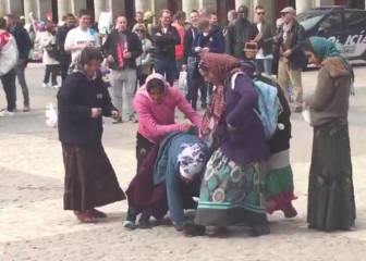 Los hinchas del PSV que vejaron a unas mujeres gitanas en Madrid aceptan 3 meses de cárcel