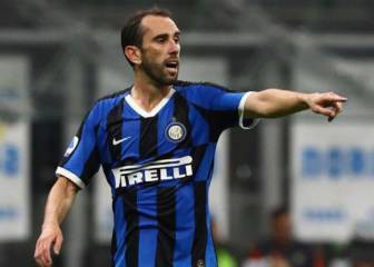 Godín bloquea a Arturo Vidal