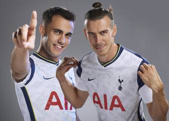Bale y Reguilón posan con la camiseta del Tottenham