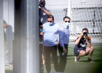 Murthy le enseña Paterna a Joey Lim