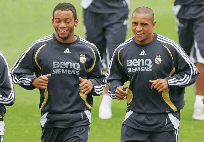 Marcelo y Roberto Carlos charlan durante un entrenamiento.
