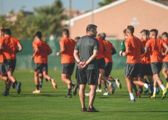 Almirón sólo tiene 15 profesionales para el regreso a Primera