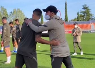 Simeone da la bienvenida a Suárez en su primer entreno