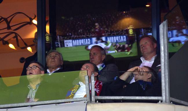 Sjaak Swart, arriba a la izquierda, en el palco del Camp Nou con Johan Cruyff y Ronald Koeman.