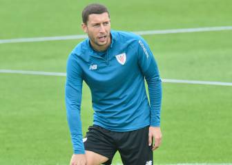 De Marcos se resiente de su tobillo izquierdo y entra Paredes