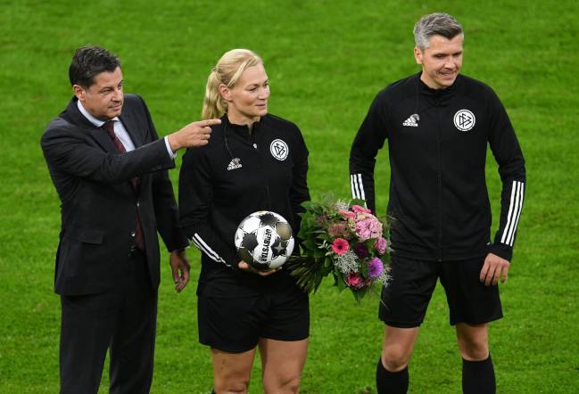 Bibiana Steinhaus junto a Christian Seifert, jefe ejecutivo de la Bundesliga, celebrando su retirada.