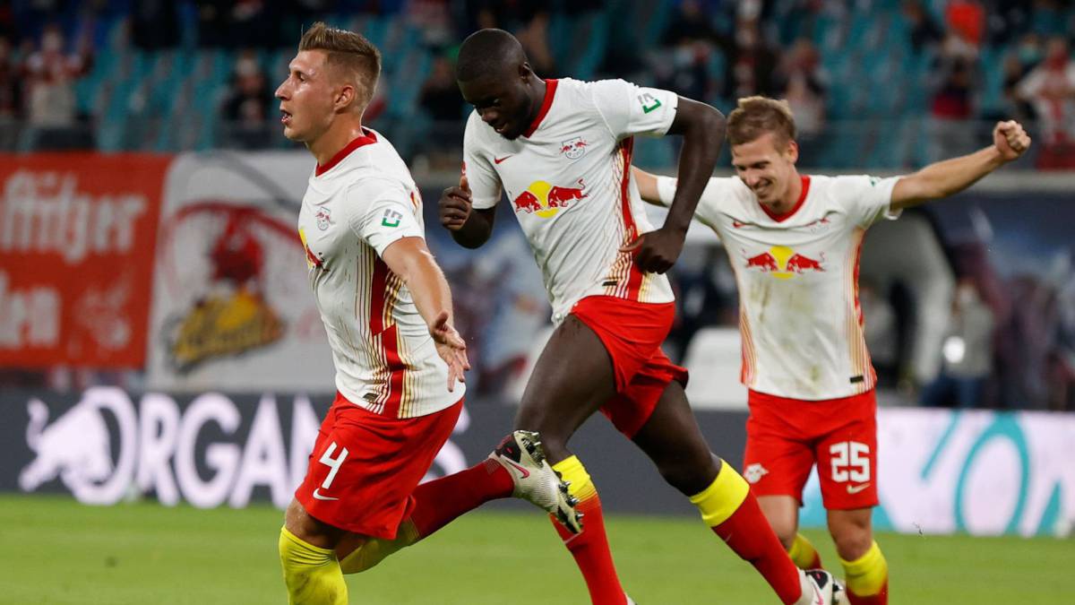 El Leipzig se exhibe ante el Schalke (4-0) y lidera la Bundesliga El Leipzig se exhibe ante el Schalke (4-0) y lidera la Bundesliga