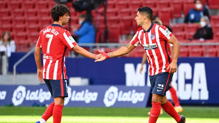 Luis Suárez y João Félix jugando con el Atlético