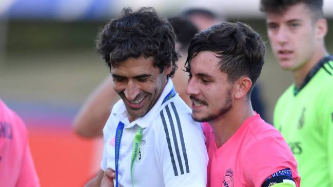Víctor Chust abraza a Raúl tras ganar la Youth League.