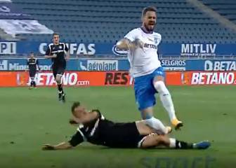 ¡Al tobillo! En Rumania se vio una de las faltas más salvajes del año