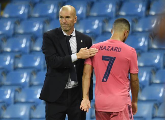 Zidane consuela a Hazard al cambiarle en el Etihad en el minuto 83'.