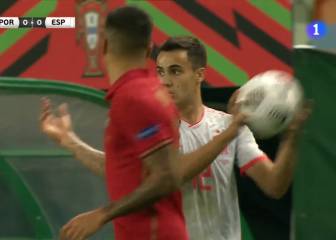 Reguilón en modo fútbol callejero total: su pillería para engañar al árbitro