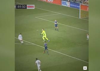 Minuto 89', 2-2 y llega el 'blooper' del año: nunca más se verá un gol así