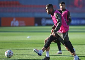 Sesión táctica con Giménez y Hermoso en el gimnasio