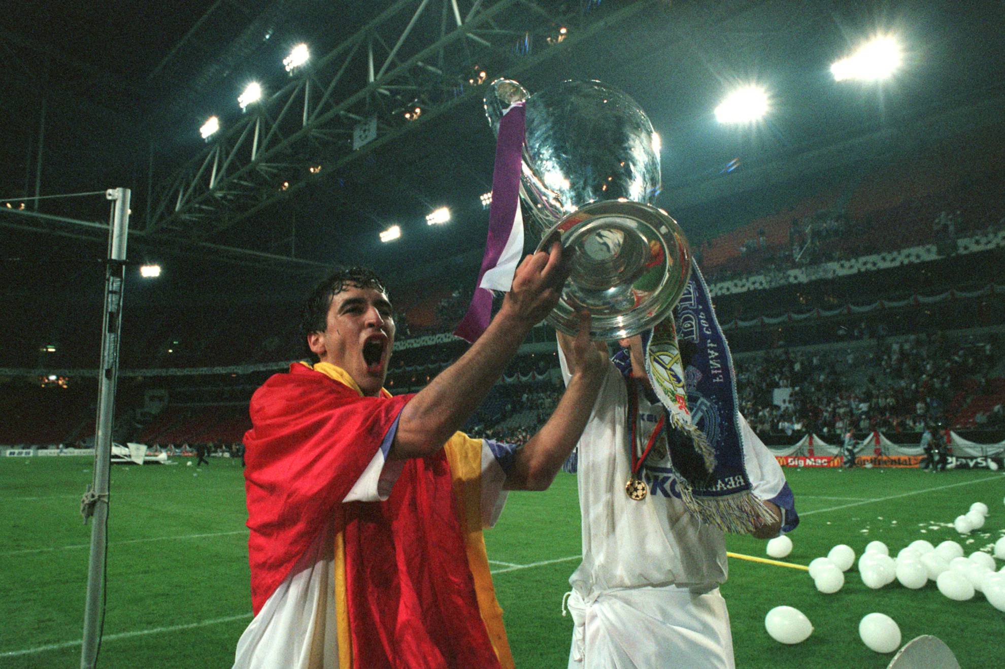 Raúl celebra en Ámsterdam la conquista de la Séptima Copa de Europa.