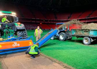 El Athletic cambia el deteriorado césped de San Mamés