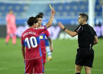 Una imagen curiosa: Pere Milla amonestó a Cordero Vega