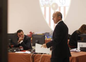 El agente Bayram Tutumlu carga contra José María del Nido